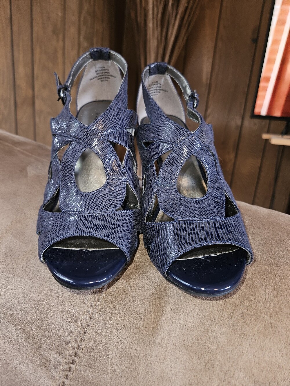 Bandolino Janeta Sz 7 1/2 Navy Blue Textured Strappy 4" Heels